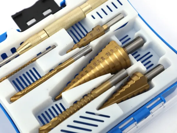 Conjunto de broca escalonada de 7 unidades e broca dente de serra